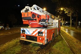 Ladderwagen van brandweer vast op tramrails onderweg naar spoedrit in Osdorp