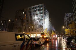 Ladderwagen van brandweer vast op tramrails onderweg naar spoedrit in Osdorp