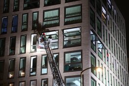 Ladderwagen van brandweer vast op tramrails onderweg naar spoedrit in Osdorp