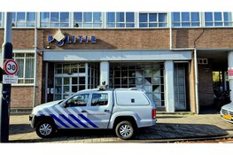 Doos met munitie afgegeven bij hoofdbureau politie Amsterdam, EOD aanwezig