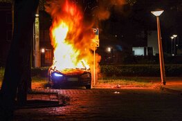Tesla volledig uitgebrand in Amsterdam Nieuw-West