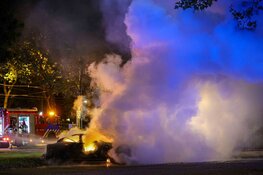 Tesla volledig uitgebrand in Amsterdam Nieuw-West