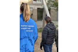 Kinderen testen de toegankelijkheid van schoolpleinen in Amsterdam