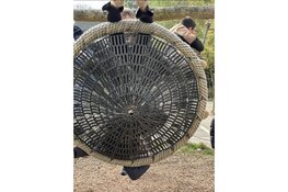 Kinderen testen de toegankelijkheid van schoolpleinen in Amsterdam