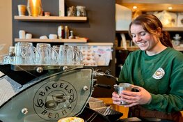 Aan het water van de Veemkade heropent Jnana Vos haar eigen Bagels & Beans
