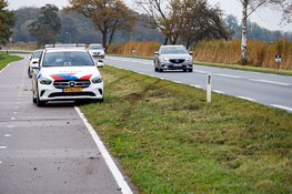 Auto op de kop in de sloot in Weesp, politie doet onderzoek