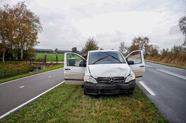 Auto op de kop in de sloot in Weesp, politie doet onderzoek