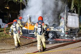 Bestelwagen van verhuurbedrijf in vlammen op