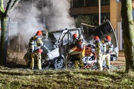 Bestelwagen van verhuurbedrijf in vlammen op