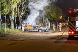 Bestelwagen van verhuurbedrijf in vlammen op