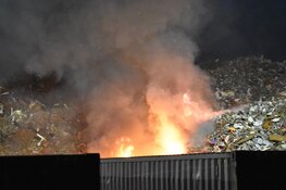 Buitenbrand bij bedrijf in Amsterdam