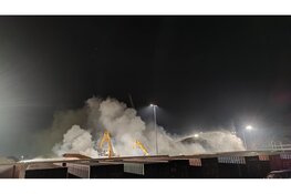 Buitenbrand bij bedrijf in Amsterdam