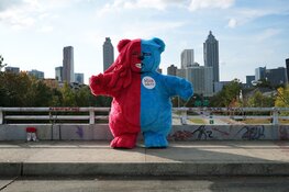 Amsterdamse kunstenaar Frankey in Amerikaanse swing states om kiezers te knuffelen voor meer saamhorigheid