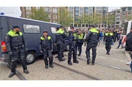 Politie in actie op De Dam, vanwege Maccabi Tel Aviv-fans in Amsterdam