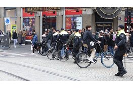 Politie in actie op De Dam, vanwege Maccabi Tel Aviv-fans in Amsterdam