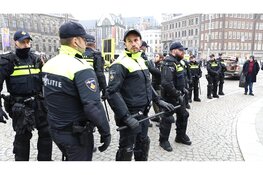 Politie in actie op De Dam, vanwege Maccabi Tel Aviv-fans in Amsterdam
