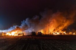 Tientallen auto's in brand in Rijsenhout naast Schiphol