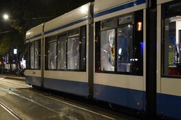 Mobiele eenheid in actie op Plein 40-45 in Amsterdam