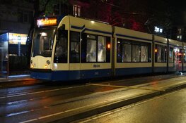 Mobiele eenheid in actie op Plein 40-45 in Amsterdam