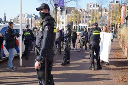Tien demonstranten aangehouden bij Stopera