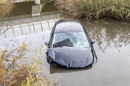 Automobilist te water langs de Osdorperweg in Amsterdam