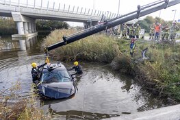 Automobilist te water langs de Osdorperweg in Amsterdam