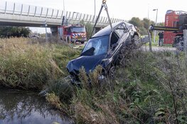 Automobilist te water langs de Osdorperweg in Amsterdam