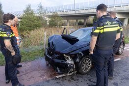 Automobilist te water langs de Osdorperweg in Amsterdam