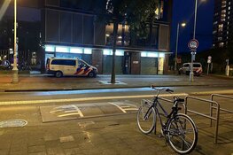 Politie schiet vrouw in been bij dreigende situatie bij wooncomplex in Amsterdam-centrum