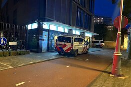 Politie schiet vrouw in been bij dreigende situatie bij wooncomplex in Amsterdam-centrum