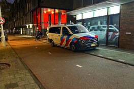 Politie schiet vrouw in been bij dreigende situatie bij wooncomplex in Amsterdam-centrum