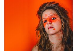 Cabaretier Elke Vierveijzer treedt voor de laatste keer op met ‘Drift’ in De Kleine Komedie