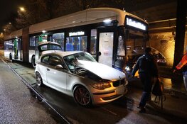 Botsing tussen auto en bus in Amsterdam