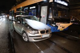 Botsing tussen auto en bus in Amsterdam