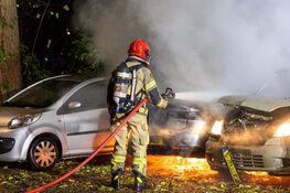 Drie auto’s gaan in vlammen op bij nachtelijke autobrand