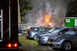 Drie auto’s gaan in vlammen op bij nachtelijke autobrand