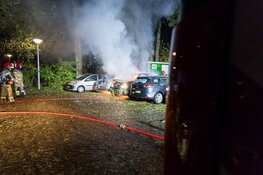 Drie auto’s gaan in vlammen op bij nachtelijke autobrand
