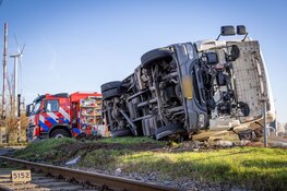 Vrachtwagen belandt op zijn kant na botsing met personenauto Australiehavenweg Amsterdam