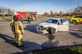 Vrachtwagen belandt op zijn kant na botsing met personenauto Australiehavenweg Amsterdam