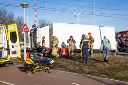 Vrachtwagen belandt op zijn kant na botsing met personenauto Australiehavenweg Amsterdam