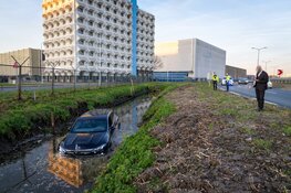 Taxi-bestuurder vliegt uit de bocht, belandt in sloot, en wordt aangehouden