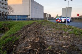 Taxi-bestuurder vliegt uit de bocht, belandt in sloot, en wordt aangehouden