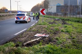 Taxi-bestuurder vliegt uit de bocht, belandt in sloot, en wordt aangehouden