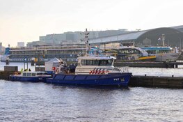 Overleden persoon aangetroffen in water langs De Ruyterkade