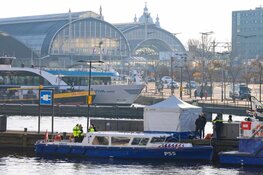 Overleden persoon aangetroffen in water langs De Ruyterkade
