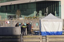 Overleden persoon aangetroffen in water langs De Ruyterkade