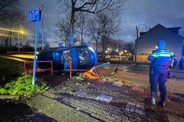 Automobilist op z'n kant op Westerlengte in Amsterdam