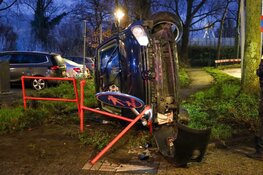 Automobilist op z'n kant op Westerlengte in Amsterdam