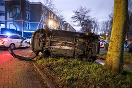 Automobilist op z'n kant op Westerlengte in Amsterdam