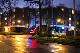 Automobilist op z'n kant op Westerlengte in Amsterdam